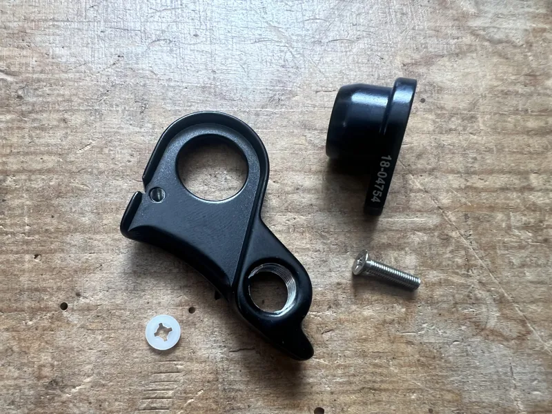 Genuine Cube Mech Hanger / Dropout 8654 x12 STD