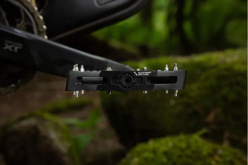 Shimano PD-M8240 Deore XT MTB Flat Pedals in Black-7